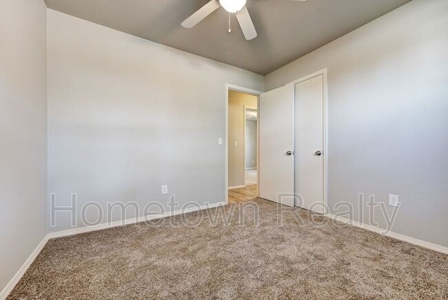 Building Photo - 606 Oak Creek Dr