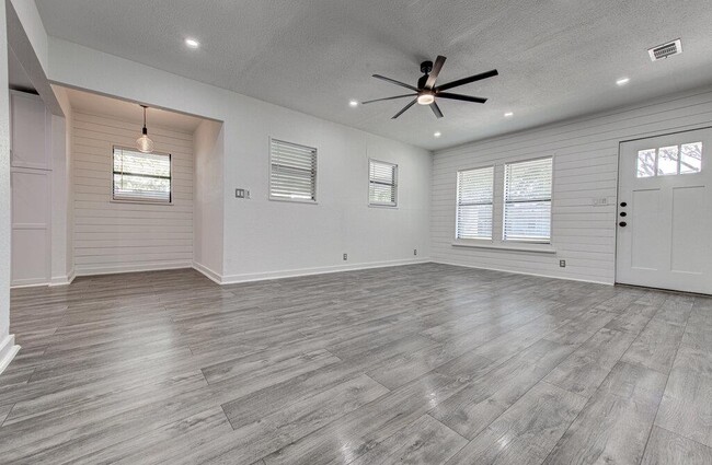 Building Photo - 3205 Bengston St