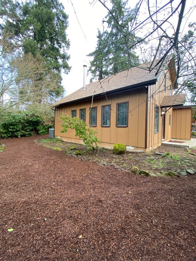 Building Photo - Fantastic SE Salem 3-Bedroom Home in Prime...