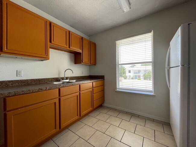 Building Photo - 1705 Cedarhill Dr