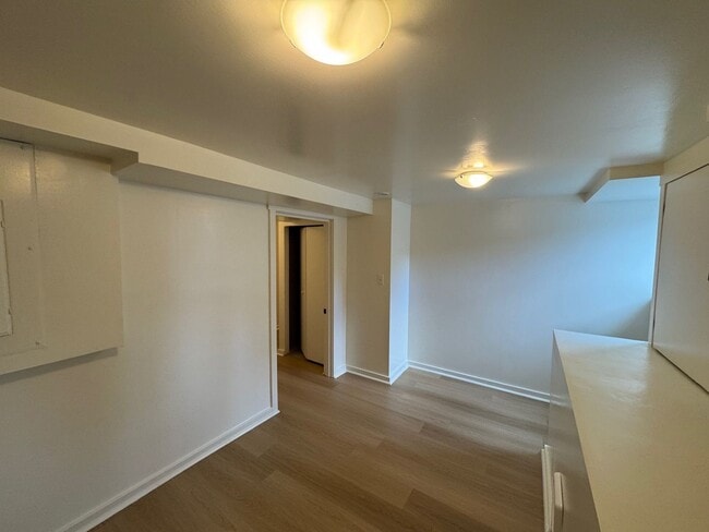 Building Photo - Warm & cozy 5 bed 2.5 bath home in the hea...