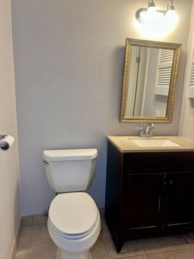 Building Photo - Spacious 2 Bed 1.5 Bath Condo in Hamden South