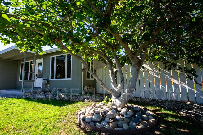 Building Photo - 1099 Bradford Dr