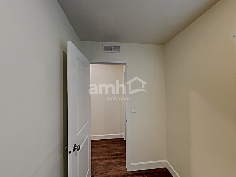 Building Photo - 1309 N Rickshaw Ln