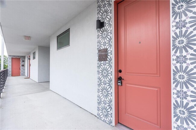 Building Photo - 2709 E 5th St.