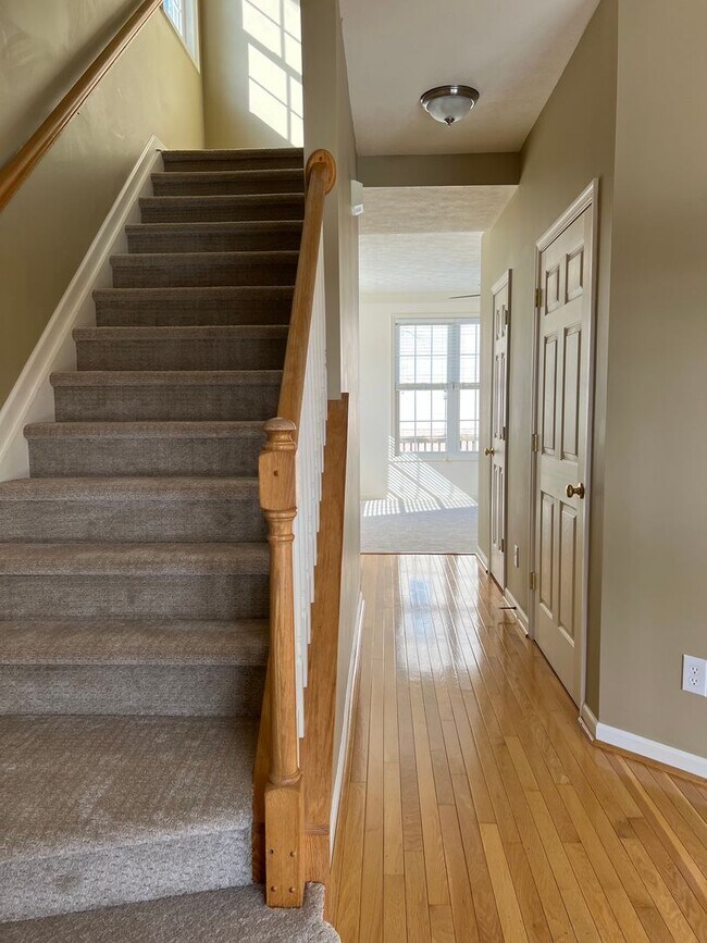 Building Photo - End Unit Townhome for Rent in Taylor Springs