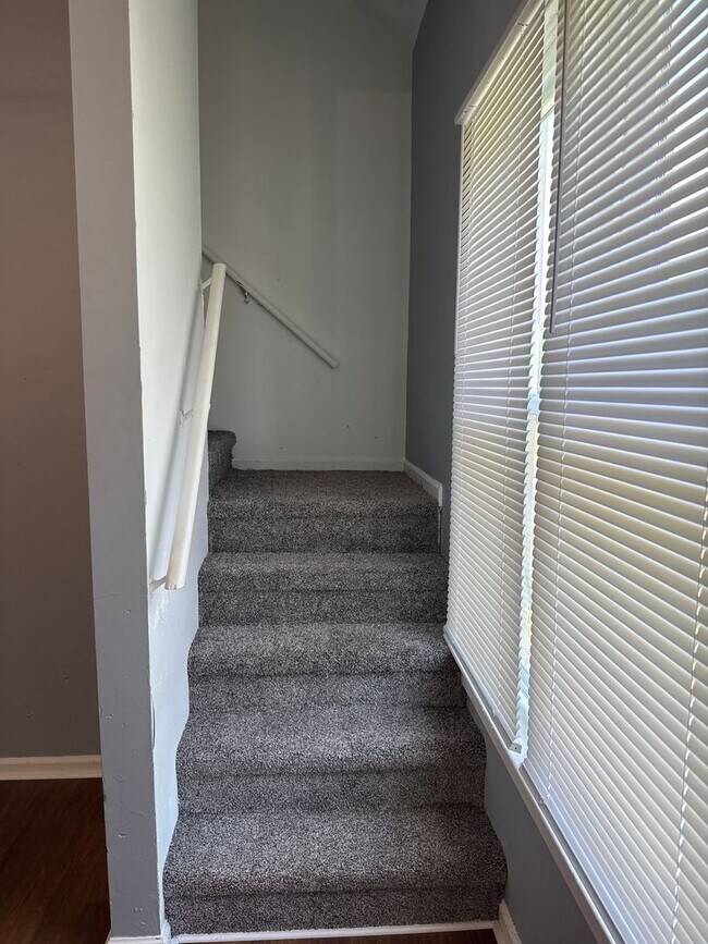Building Photo - Selinger duplex