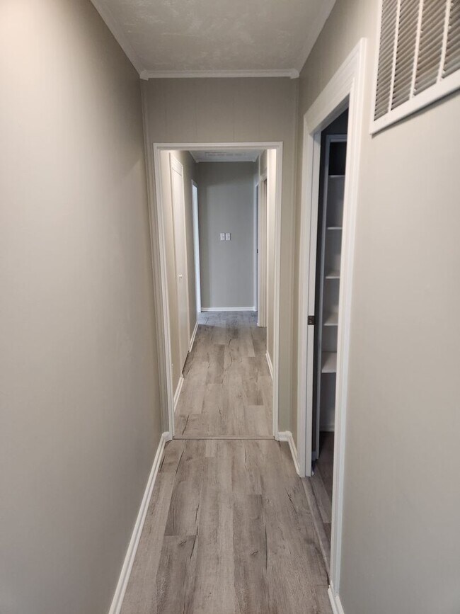 Building Photo - 3 bed, 2 bath, 1 car garage Newly remodeled with fenced backyard!