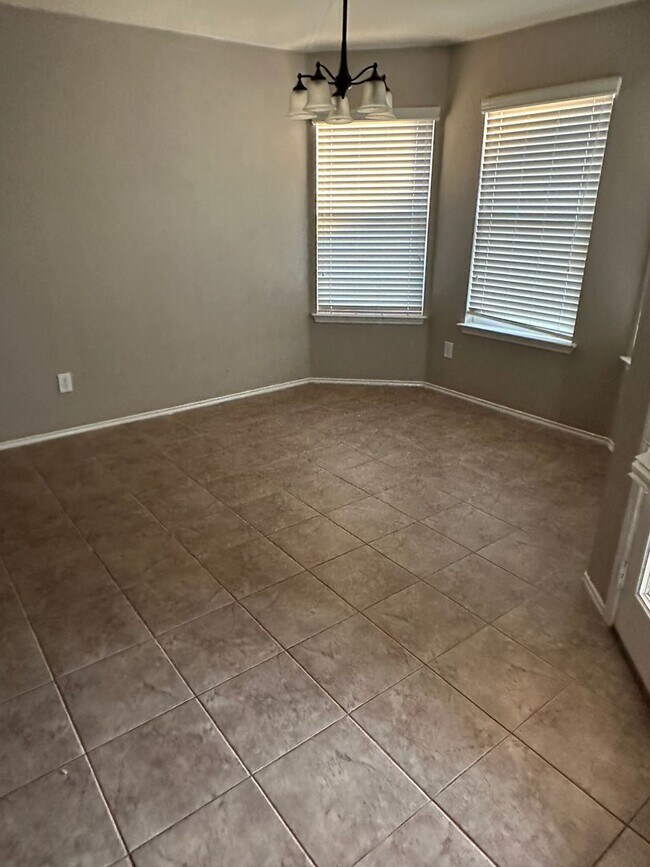 Building Photo - Open Concept living in MIDWAY ISD