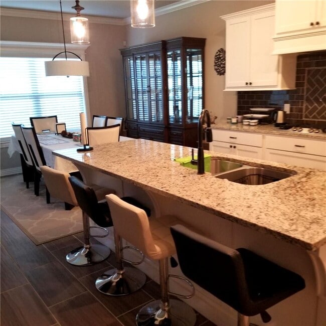 Building Photo - 5810 W Cane Hill Dr