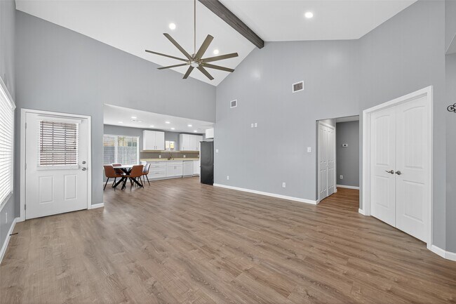 Building Photo - 10106 Shadow Pine Dr