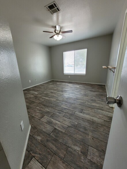 Building Photo - 5104 Crystal Breeze Ln