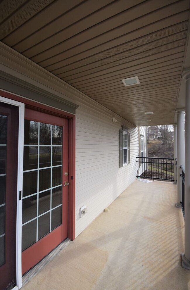 Building Photo - End-Unit Townhome in Homecoming Ridge with...
