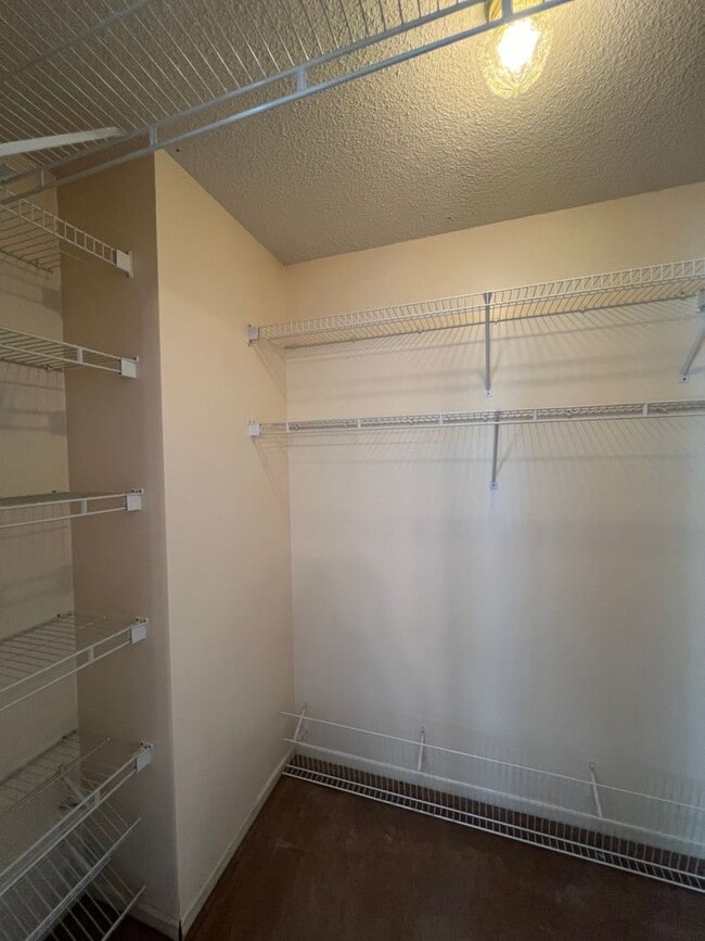 Building Photo - Beautiful 2-bedroom, 2-bathroom Townhome!