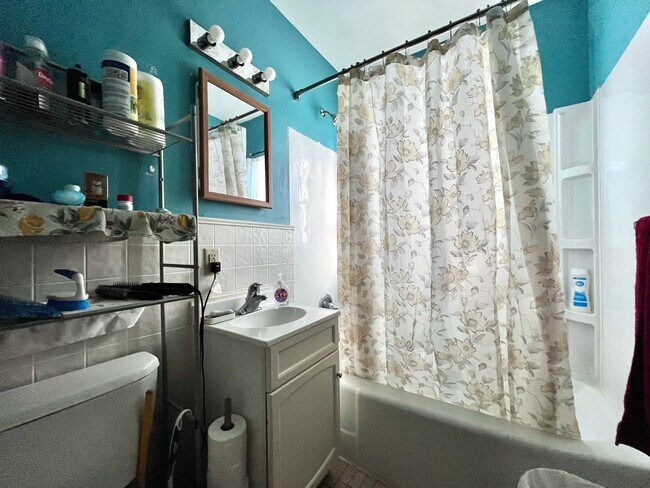 Building Photo - 3007 Mahaska Ave