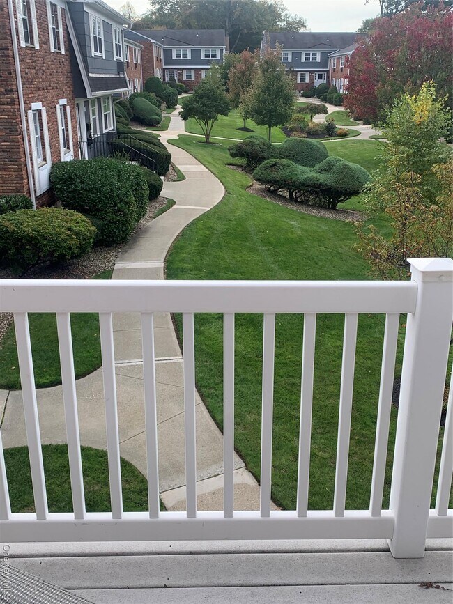 Building Photo - 23 Doxbury Ln