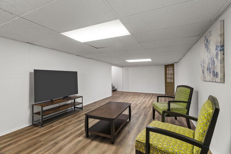 Building Photo - 11814 Flushing Dr