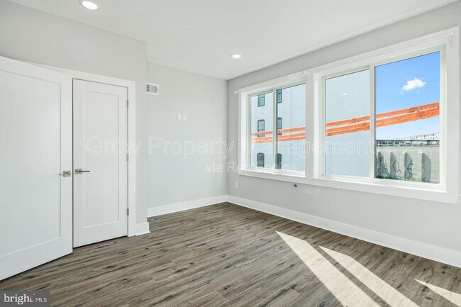 Building Photo - 1904 E York St