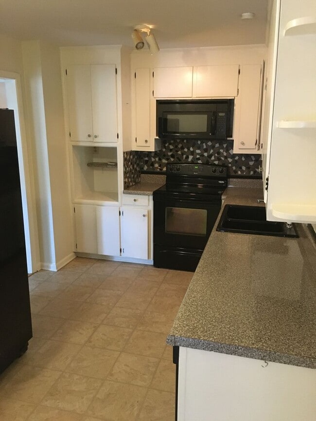 Building Photo - 4/2 House in Rome $1,495