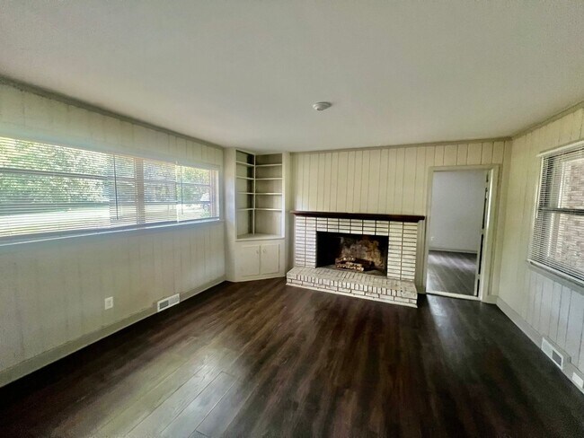 Building Photo - This Beautiful 4 bed 2.5 bath brick ranch ...
