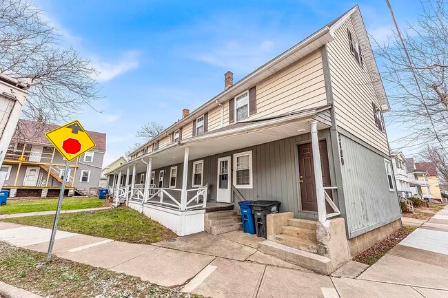 Building Photo - 2120 Robin St
