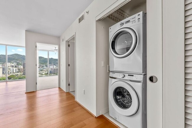 Building Photo - 888 Kapiolani Blvd