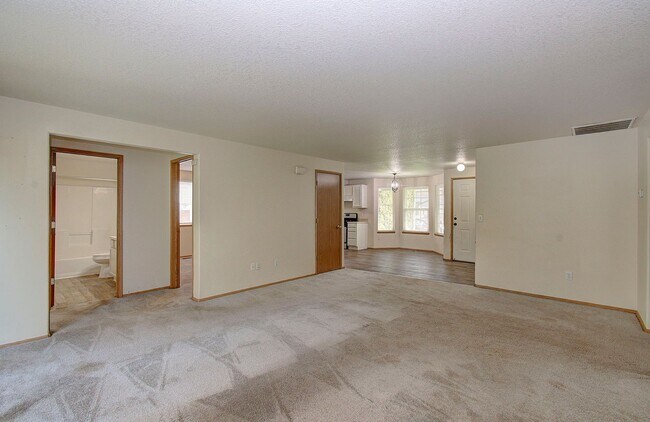 Building Photo - This one level charmer won't last long! 3 bedrooms, 2 baths, fully fenced yard, pets welcome!