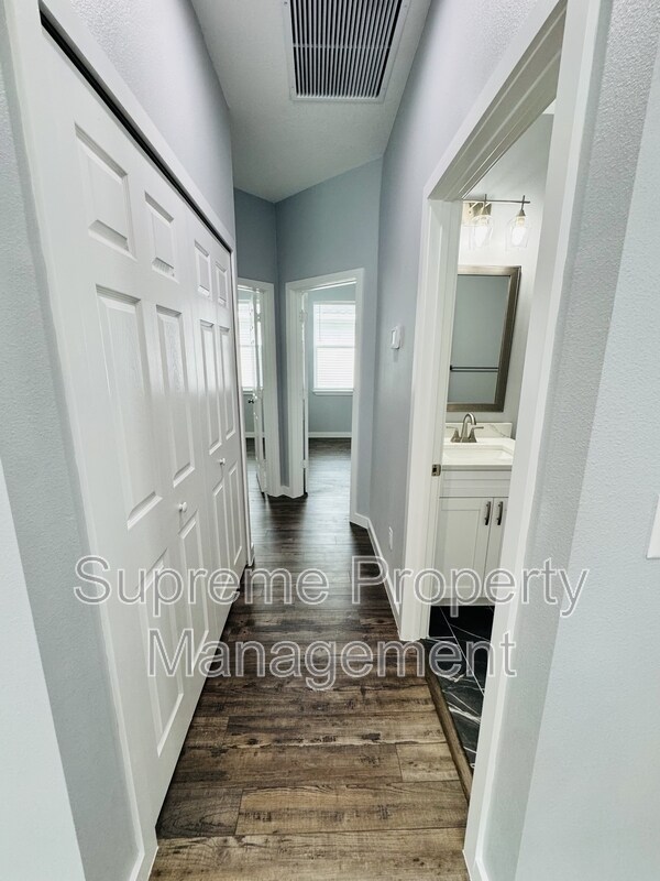 Building Photo - 6073 Vermont Ave