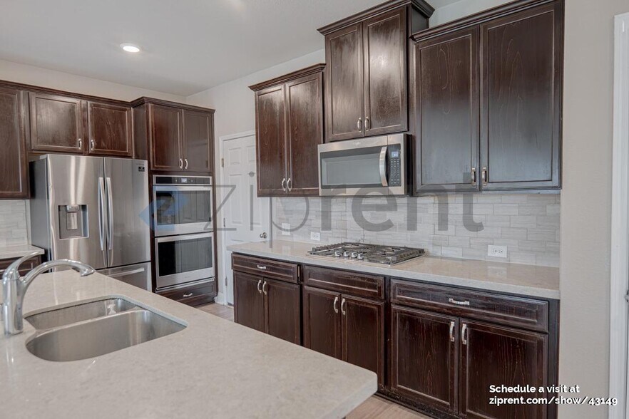 Building Photo - 410 Club House Dr