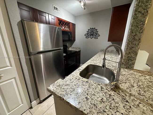 Building Photo - 2841 N Oakland Forest Dr