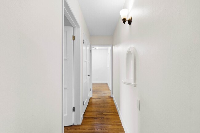 Building Photo - 2BR Coastal La Jolla Apartment | Steps to Windansea Beach