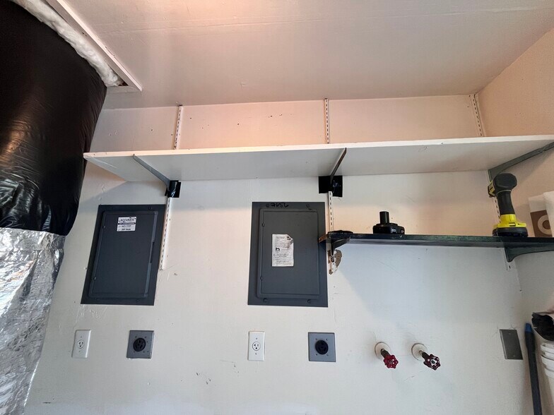 Laundry hook ups for stackable units - 2658 Mangrove St