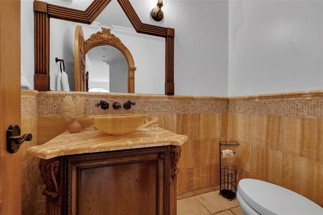 Building Photo - 1011 Rhodes Villa Ave