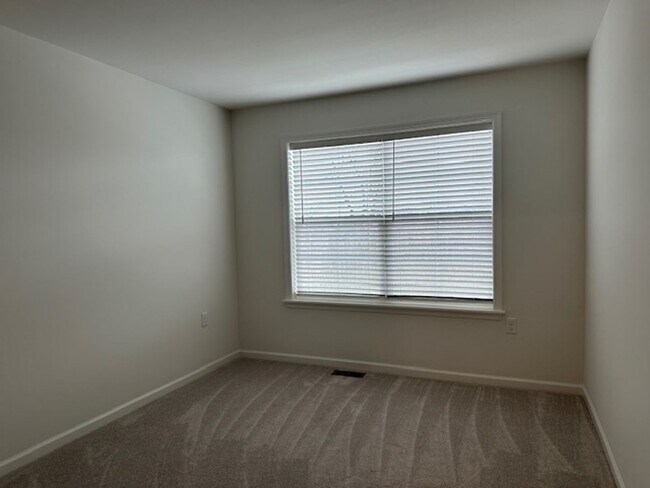 Building Photo - 7884 Oakbrook Dr