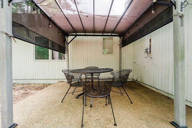 Building Photo - Charming 4 bedroom, 3 bathroom with lots of outdoor living space.