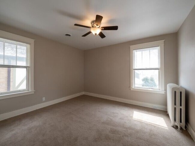 Building Photo - 319 W Hutchinson Ave