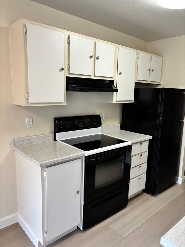 Building Photo - NEWLY REMODELED CONDO - 1 BED/1 BATH UPSTA...