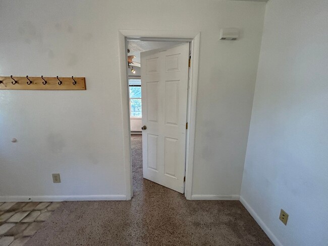 Building Photo - Cozy 2 Bedroom 1 Bath w/ all amenities and...