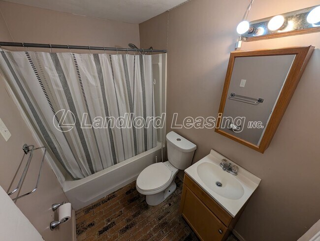 Building Photo - Quaint 3 Bedroom Home with Garage.