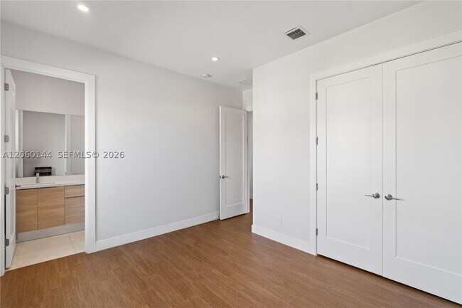 Building Photo - 3472 Emerson Dr