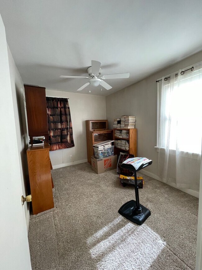 Building Photo - Spacious 3 Bedroom/2 Bathroom Home on Quie...