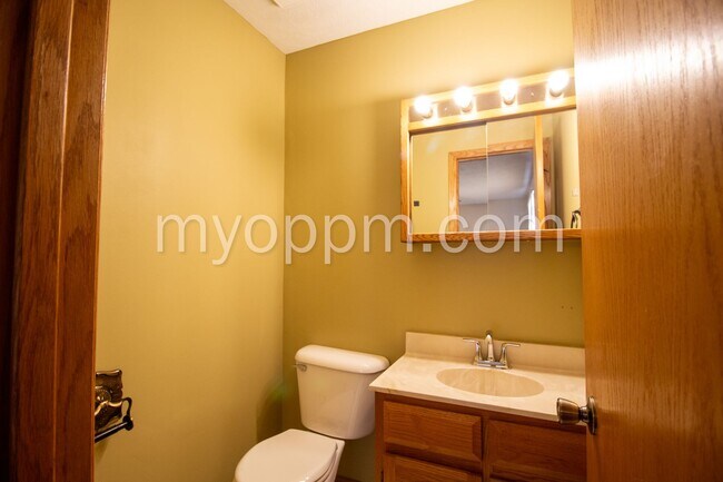 Building Photo - Spacious Omaha Home