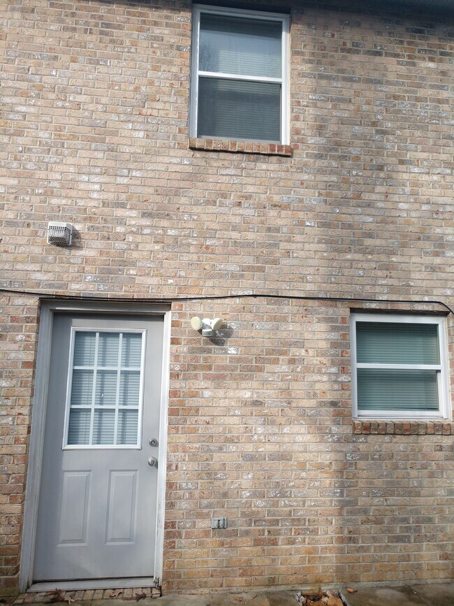 Building Photo - 1819 Summerhaven Ave