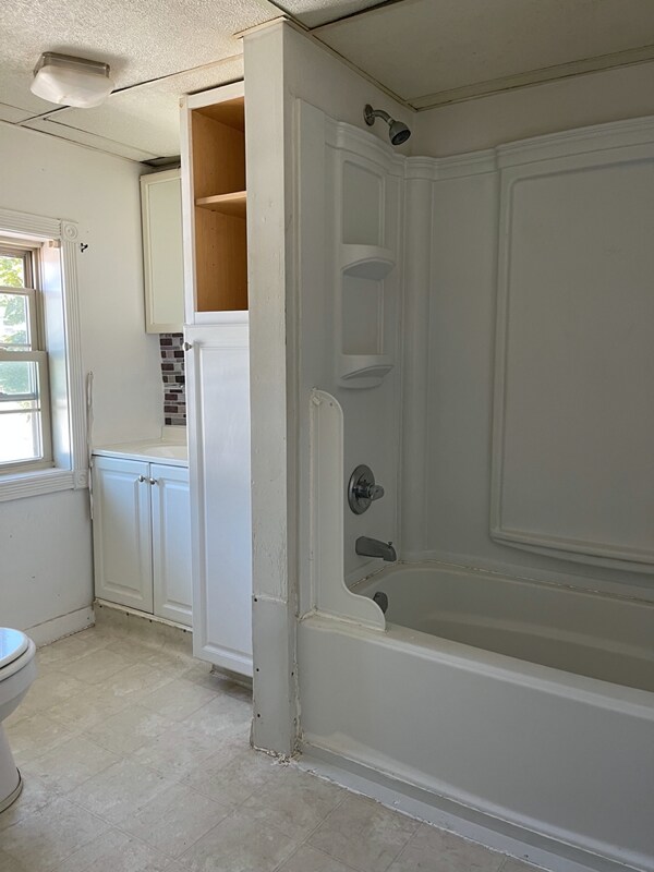 Building Photo - 109 Main St