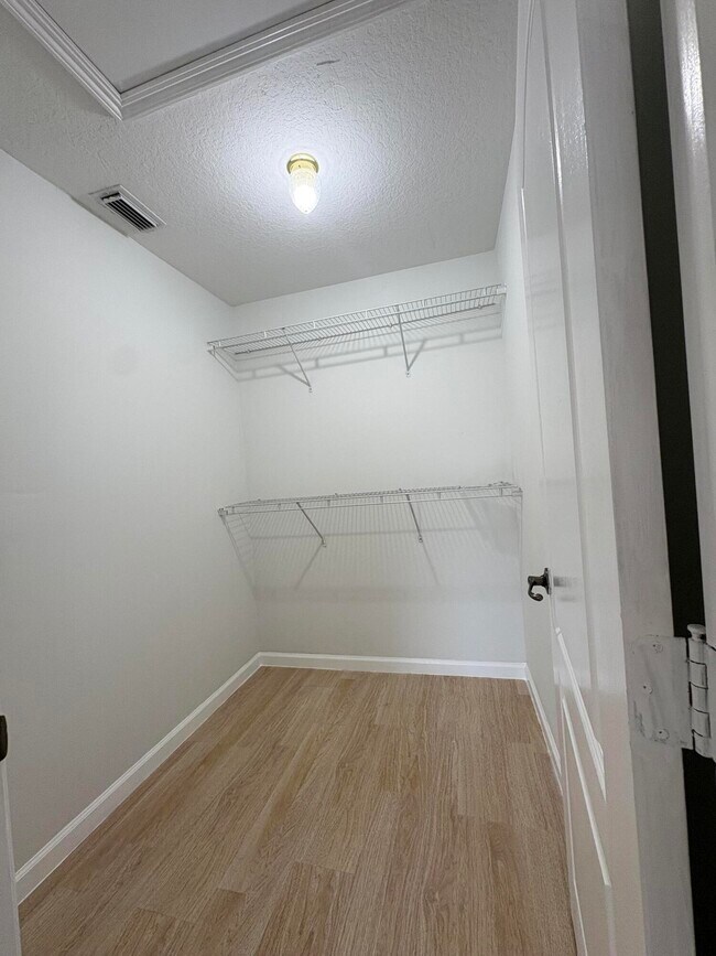 Building Photo - 1214 SW Emerald Ave