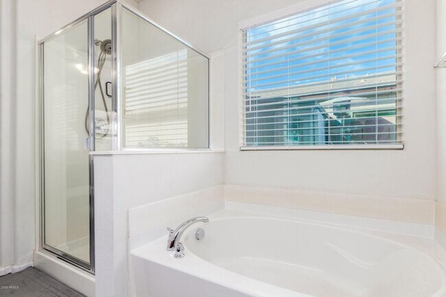 Building Photo - Gorgeous 3bed/2bath single level home in North Peoria!! Best Schools !!