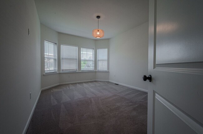 Building Photo - Large Family Home in Middletown, New and Upcoming area