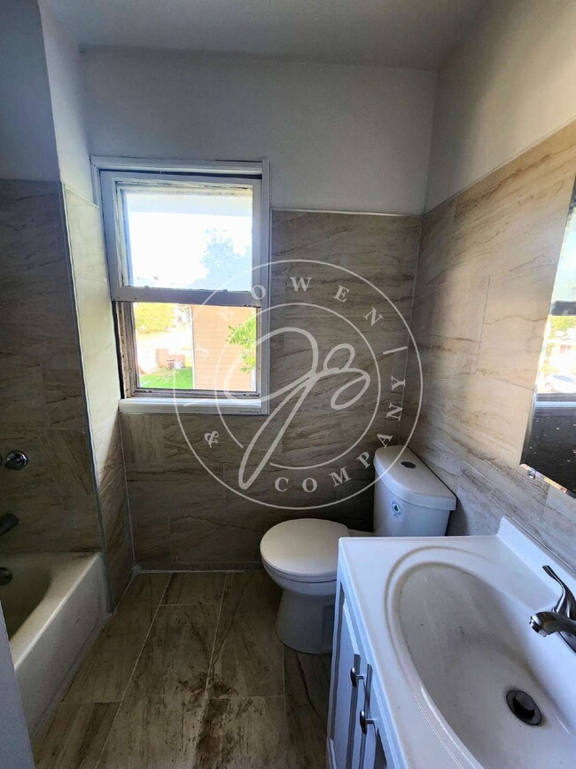 Building Photo - Spacious upper unit 2 bed 1 bath! Convenie...
