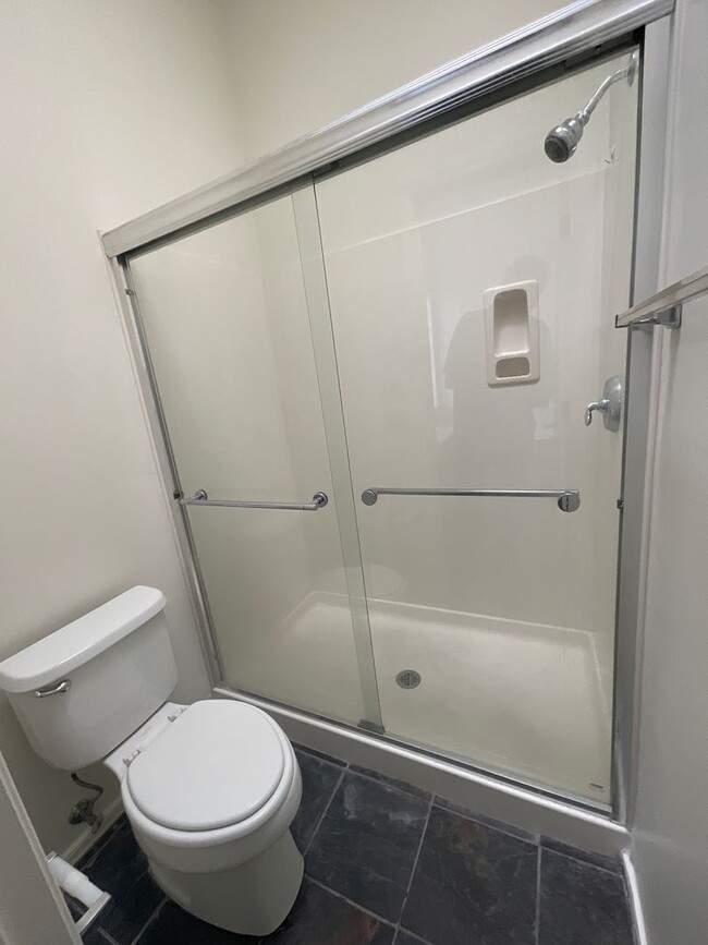 Building Photo - Great northeast location on cul-de-sac, 3 car garage