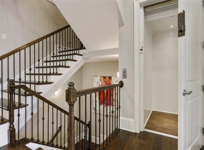 Building Photo - 5010 Merton Ln